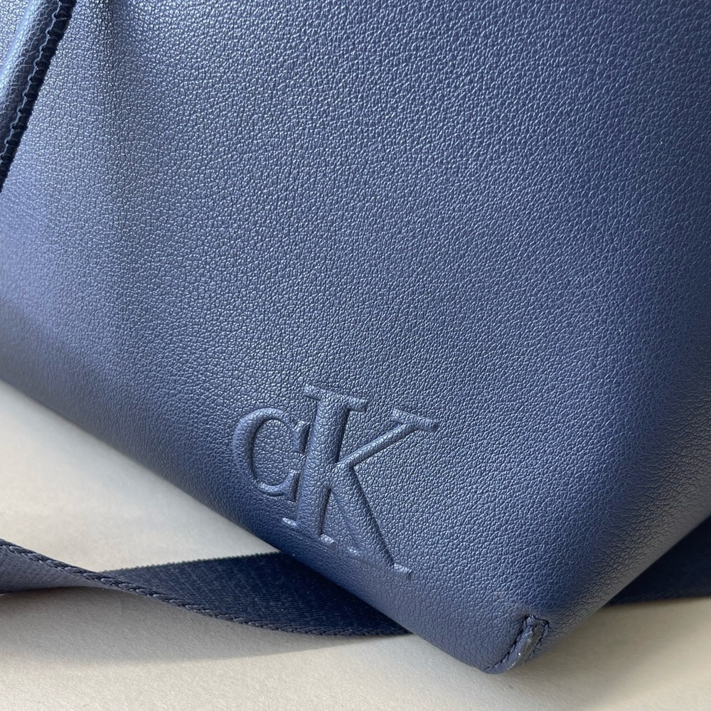 (new+tag) Calvin Klein large bucket bag (CK) navy blue — Jennie Blackpink - Picture 2 of 10